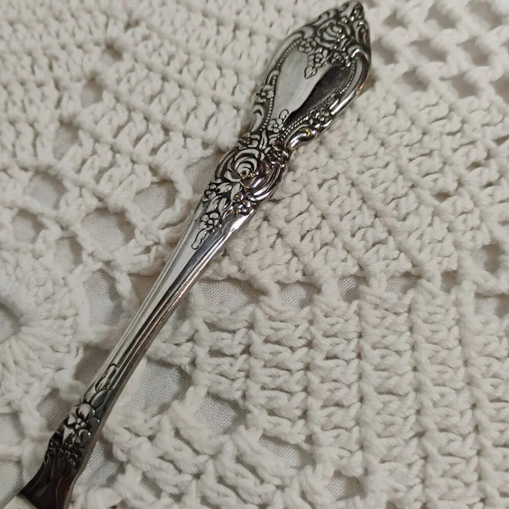 Oneida USA master butter knife Wordsworth pattern circa 1990s floral scroll patt